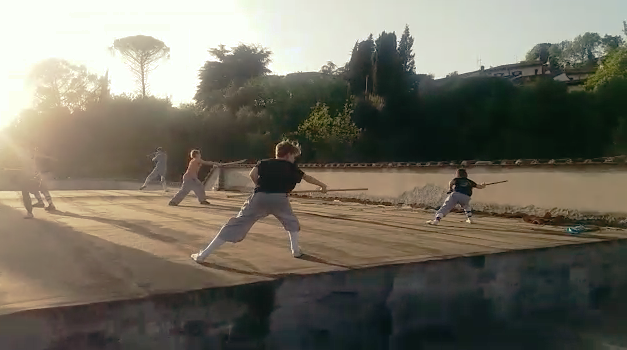Video dei ragazzi della scuola Shaolin Quan Fa Firenze che si allenano al tramonto
